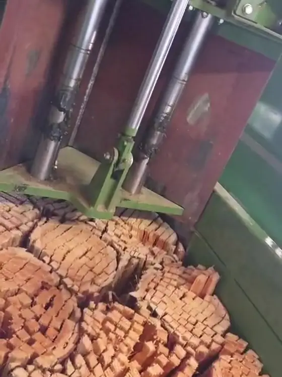 Stroj za cijepanje drva u radu